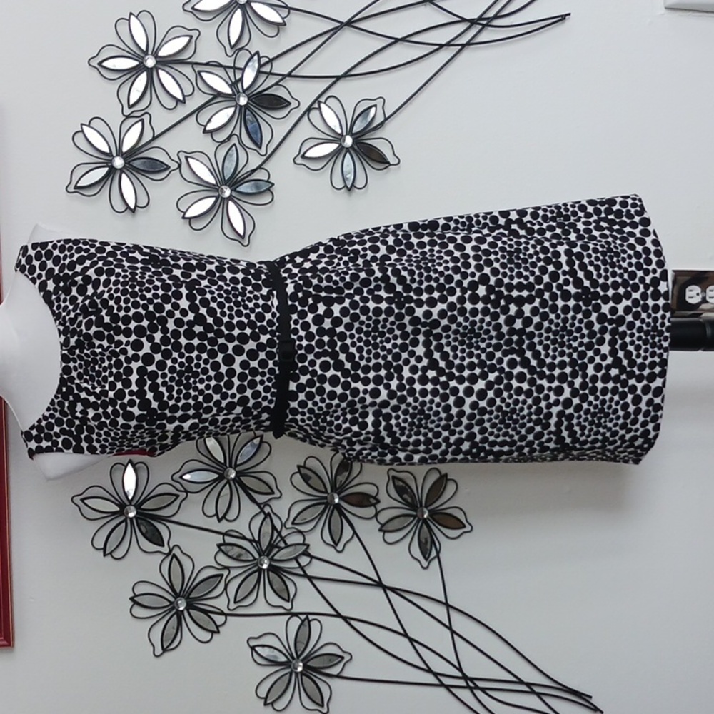 London Times black and white circle pattern dress with black belt